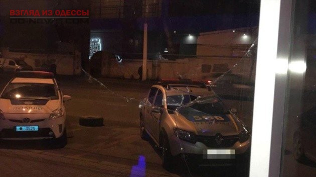 В Одессе пьяный человек разбил стекло в автосалоне