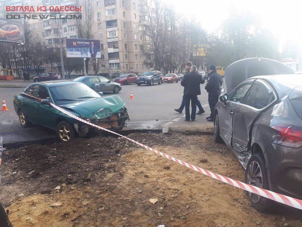 В Одессе автомобиль, попавший в ДТП, наехал пешехода