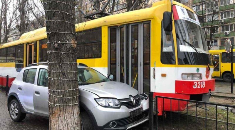 В Одессе на пути трамвая оказалось припаркованное вблизи рельсов авто