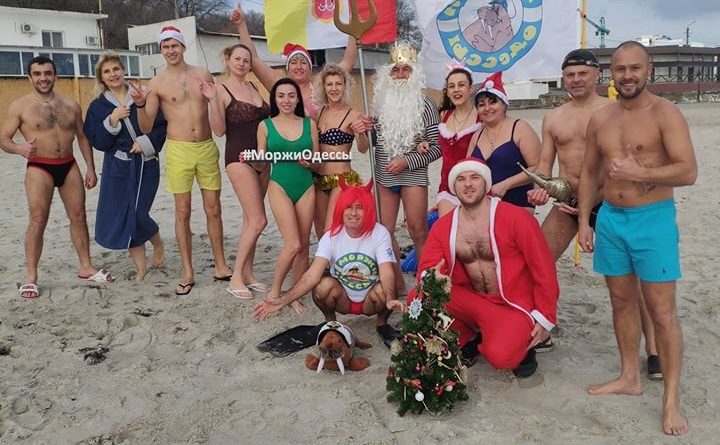 Моржи в Одессе накануне Нового года провели время на пляже, купаясь и веселясь