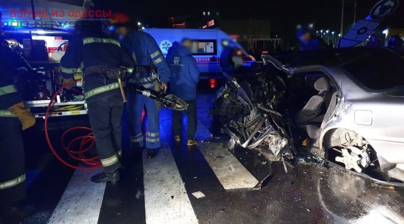 В Одесской области авто врезалось в столб, водителя доставали спасатели