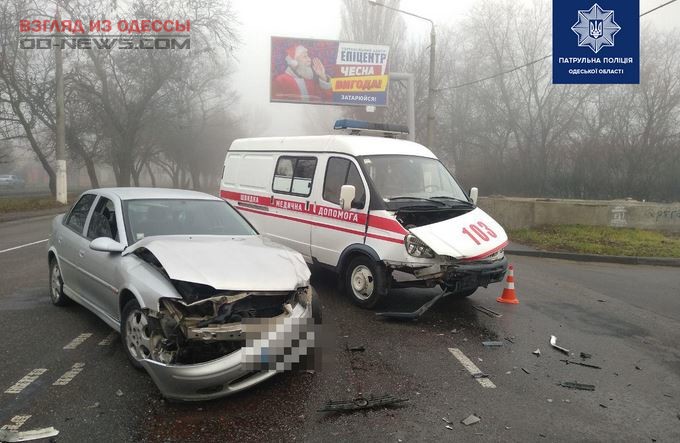 В спальном районе Одессы столкнулись карета "скорой" помощи и легковое авто