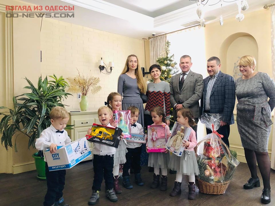 В Одессе маленьким пятерняшкам мэрия подарила новогодние подарки
