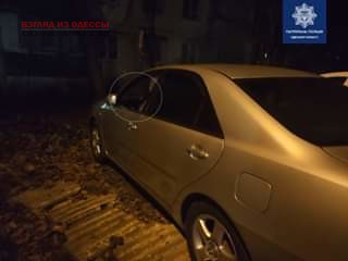 Патрульные Одессы застали группу мужчин за битьем стекол в чужих авто