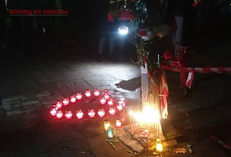 В Одессе состоялась акция памяти по погибшим в колледже экономики и права
