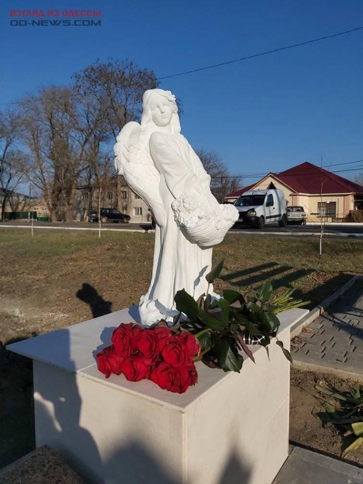 В память о зверски убитой девочке в Одесской области установлен памятник