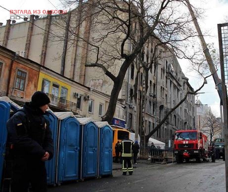 В Одессе перекрыта улица: ведутся опасные работы в здании сгоревшего колледжа