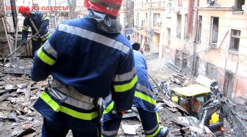 В Одессе спасателями продолжается разбор завалов в здании сгоревшего колледжа