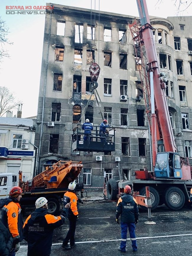 Все службы начеку: в Одессе под завалами в горевшем колледже ищут людей