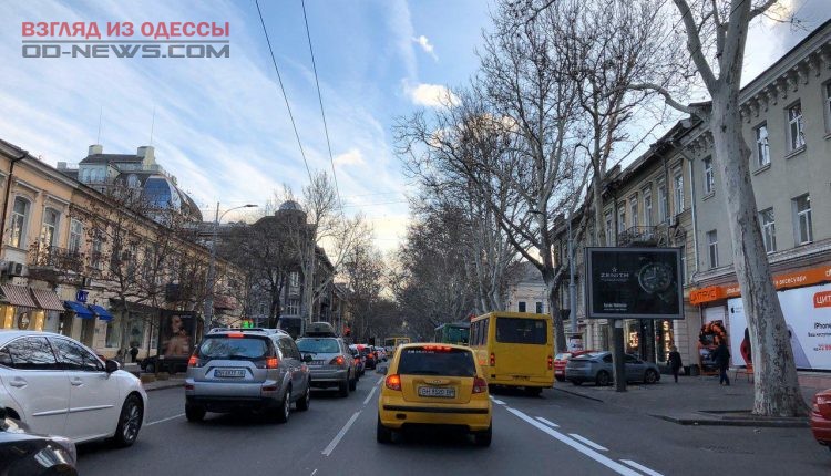 На центральной улице в Одессе улучшили дорожную разметку