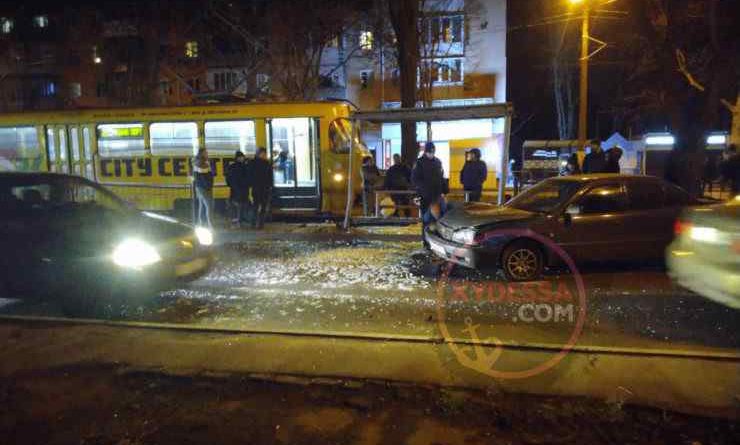 В Одессе автомобиль пошел на таран остановки общественного транспорта