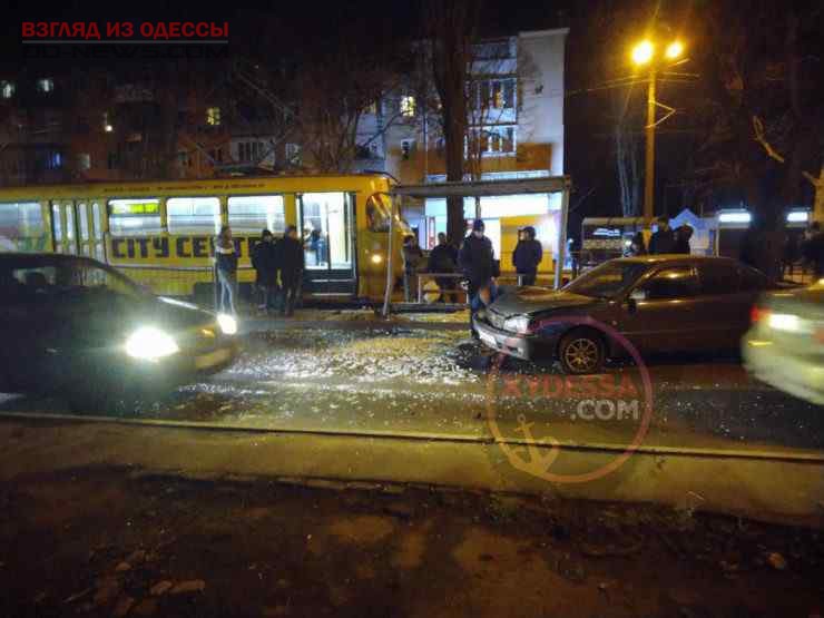 В Одессе автомобиль пошел на таран остановки общественного транспорта