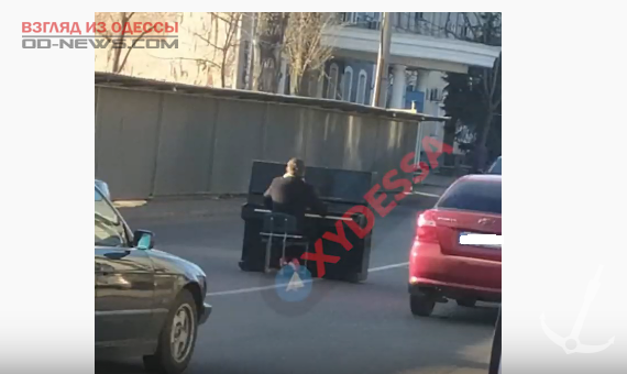 В Одессе посреди дороги играл виртуоз на пианино: подробности
