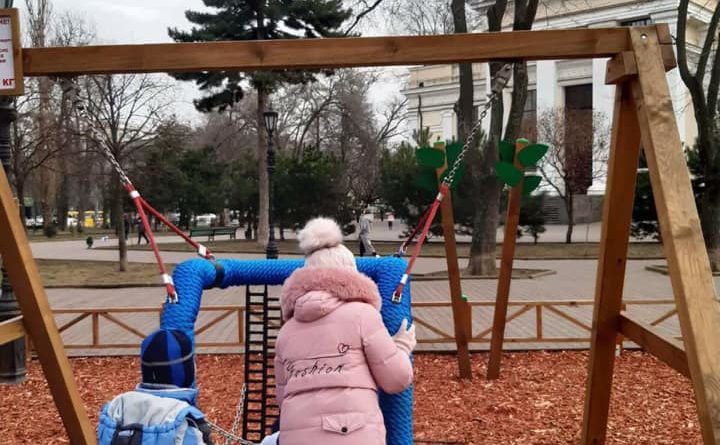 В Одессе вандалы охотятся за болтами и креплениями, громя детские площадки