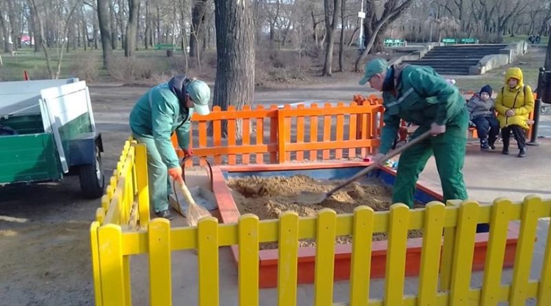 В Одессе стали наводить порядок на детских площадках