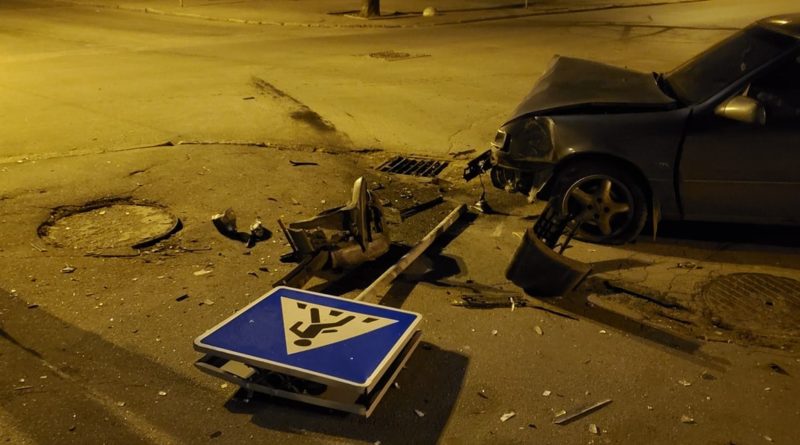 В Одессе лихач протаранил знак пешеходного перехода