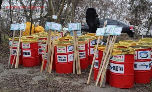 В Одессе неравнодушные жители собрались, чтобы убрать склоны городского сквера