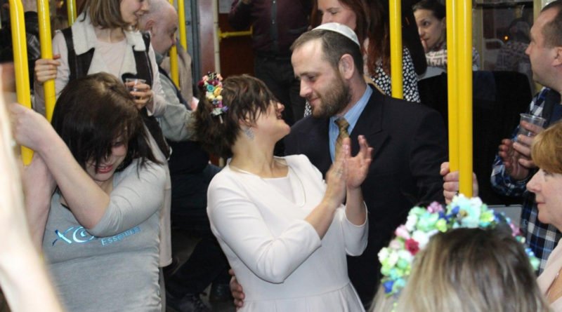 В Одессе в трамвайном вагоне состоялась веселая свадьба