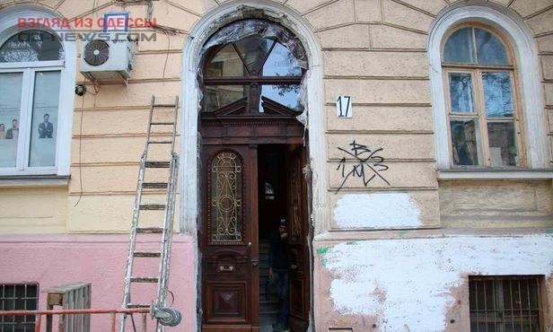 В Одессе вернули первую отреставрированную дверь