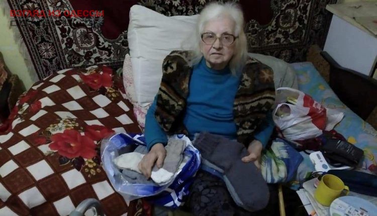 В Одессе неравнодушная пожилая женщина старается для бездомных