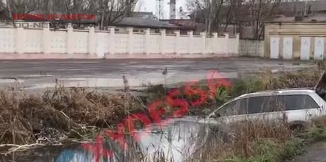 В Одессе автомобиль нырнул в канаву с водой
