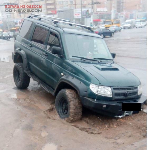 В Одессе автомобиль стал проваливаться под землю 