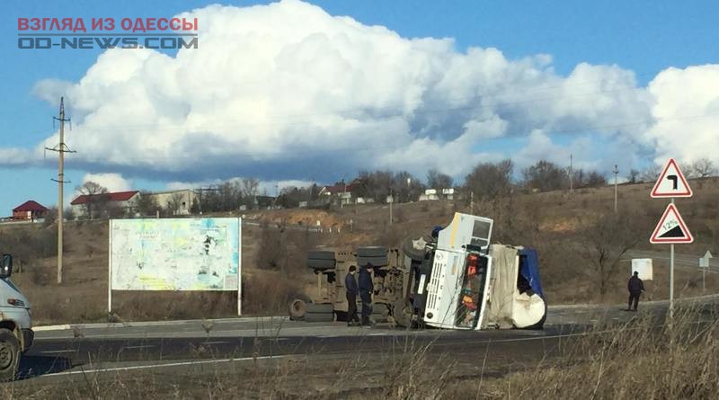 В Одесской области перевернулся грузовик