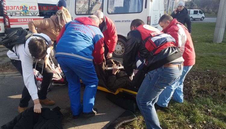 В Одессе волонтеры поспешили к мужчине, заметив у него сердечный приступ