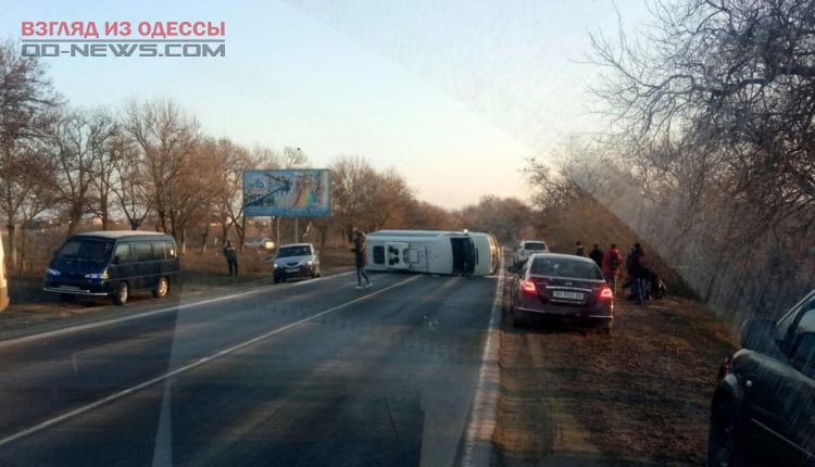 В Одесской области перевернулся пассажирский микроавтобус
