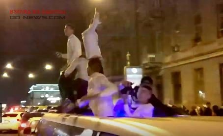 В Одессе устроили новогодние танцы на крыше лимузина