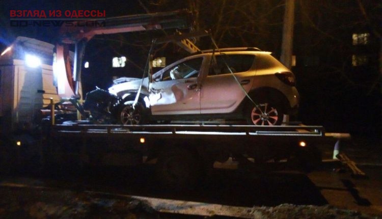 В Одессе автомобиль упал в траншею ремонтников