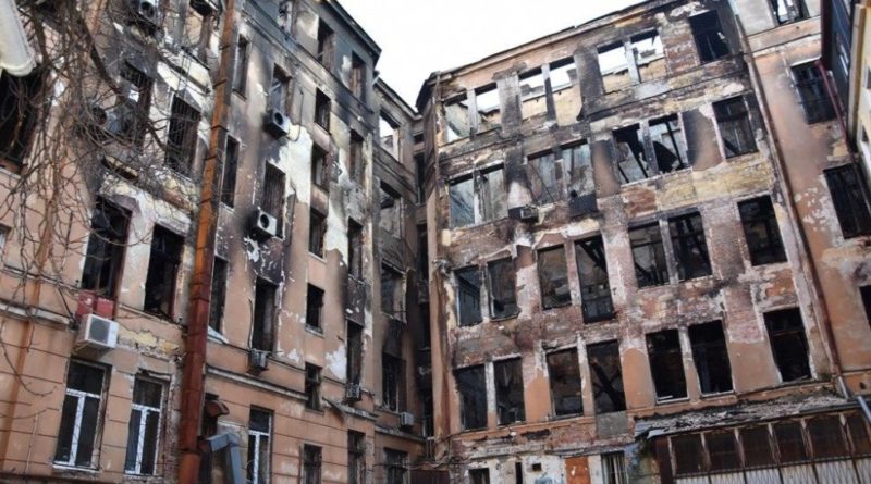 Восстановлению не подлежит: в Одессе демонтируют сгоревший колледж