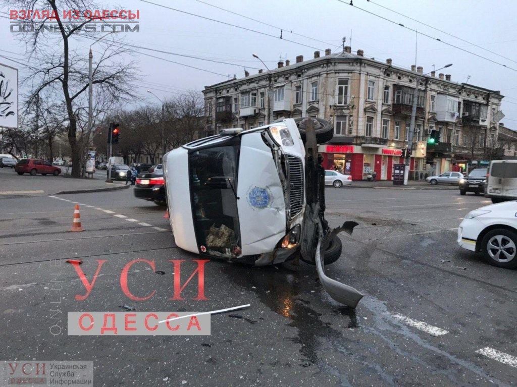 В Одессе произошло ДТП, в результате которого перевернулся автобус с пассажирами