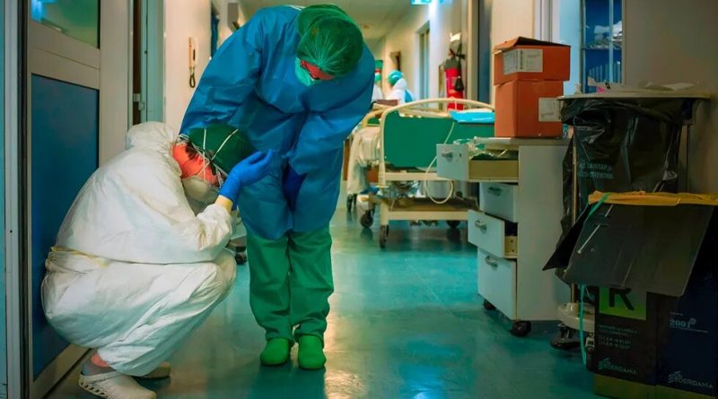 Пересменка медсестер в больнице в Кремоне, Италия. 13 марта 2020 года