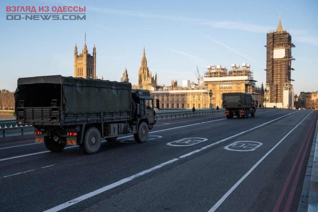 Военные грузовики в опустевшем центре Лондона