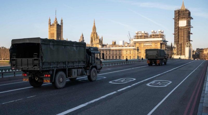 Военные грузовики в опустевшем центре Лондона