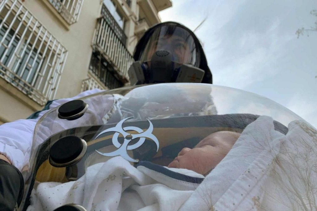  Житель Шанхая изготовил бокс для переноски ребенка во время эпидемии. Кодзима все же гений