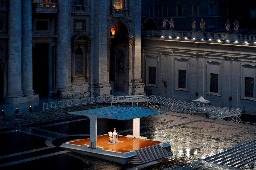 Папа римский Франциск молится об окончании пандемии на пустой площади святого Петра в Ватикане