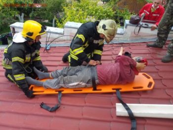 В Одесской области мужчина попал с крыши гаража в больницу: после падения