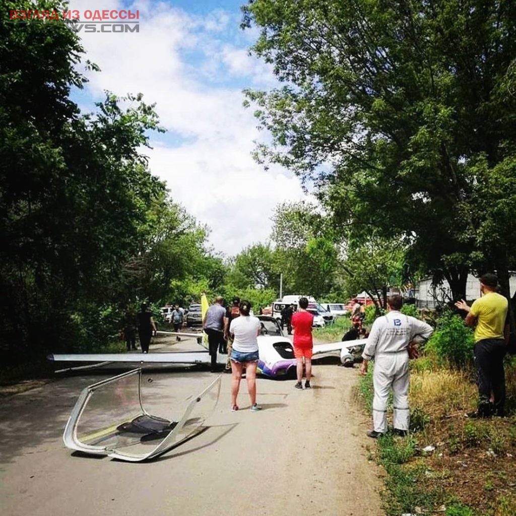 в Одессе упал самолет