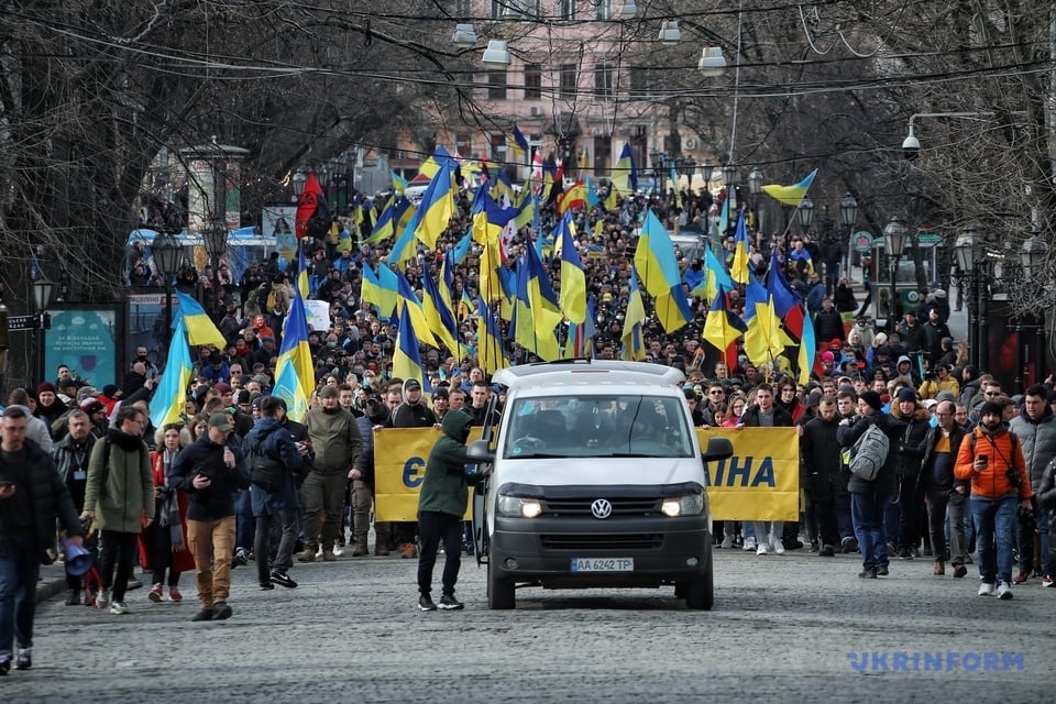 Одесситы готовы защитить родной город: состоялся многотысячный марш