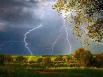 В Одесской области штормовое предупреждение: грозы и град