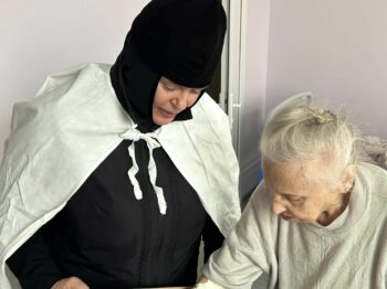 Жіночий монастир УПЦ в Одесі передав смачні подарунки для захисників України та пацієнтів міських лікарень