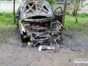 Вночі в Одесі автівку охопив вогонь, а злочинці втекли