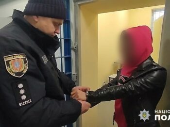 В Одеській області у відповідь на удар в обличчя жінка встромила ніж в груди суперника
