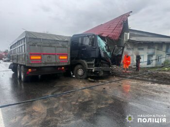 ДТП в Одеській області: здійснив зіткнення зі стовпом електромережі