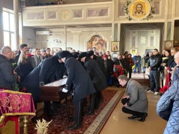 В Одесі сотні людей зібралися, щоб віддати останню шану загиблому Дем’яну Ганулу