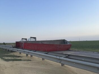 Аварія на трасі: зерно перекрило дорогу до Одеси