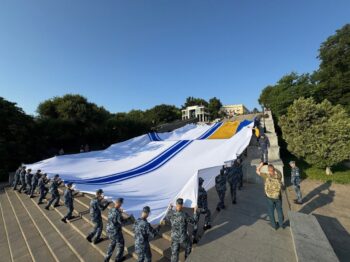 В Одесі встановили рекорд України — найбільший прапор ВМС