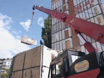 В Одесі триває капремонт багатоповерхівки, пошкодженої дроном навесні 2024 року